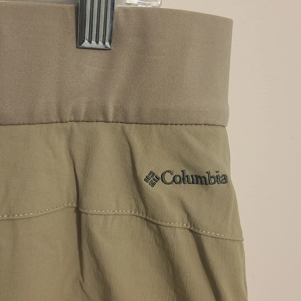 Columbia | Women's Tan/Green Anytime Casual Skorts (Size Large)